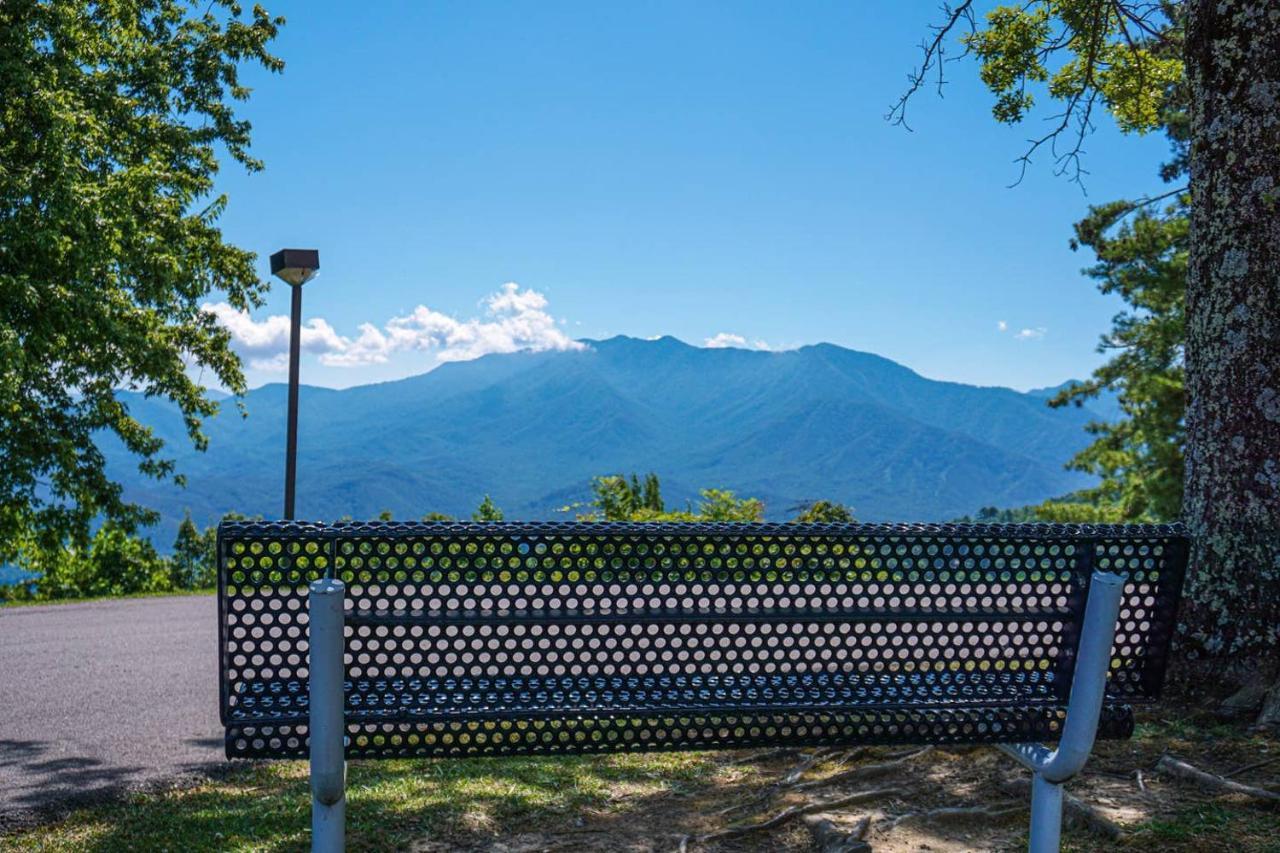 Sky High Views!!-Peak Mountaintop-Outdoor Pool-Close To Downtown-Private Balcony-Wifi-Cable Гатлинбург Экстерьер фото